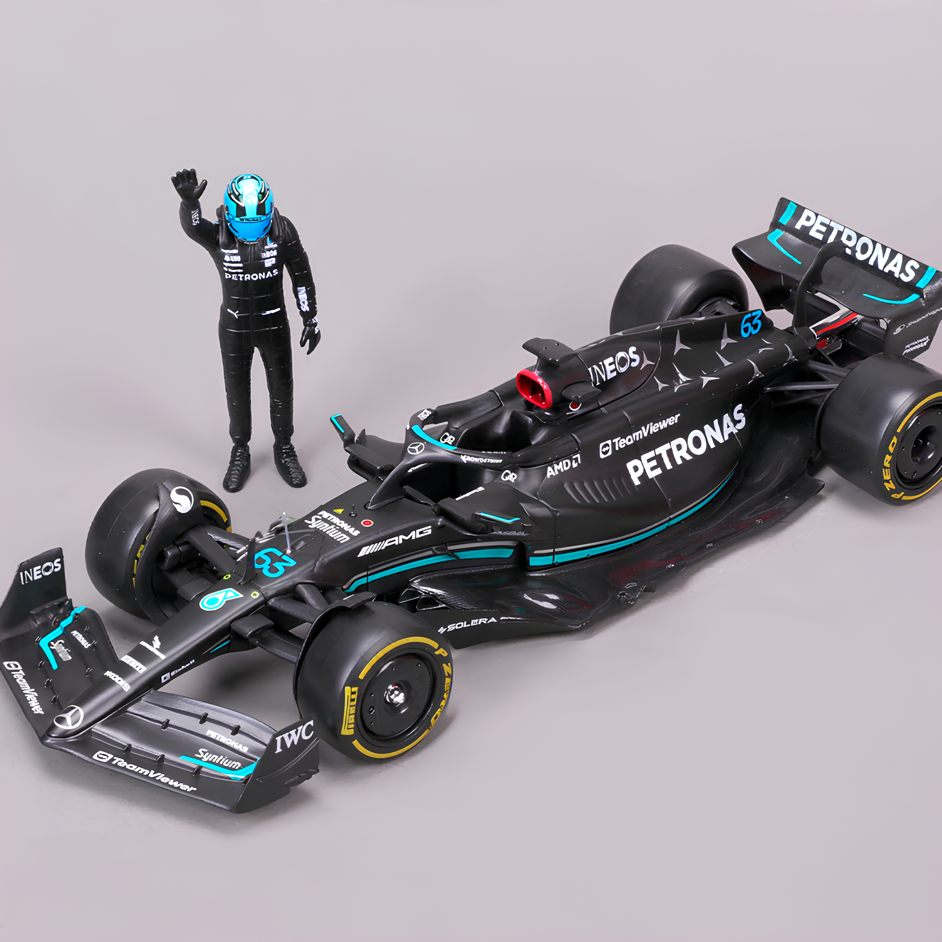 (PRÉ-VENDA) Miniatura Fórmula 1 Mercedes-AMG F1 W14 E Performance 1:24 + Piloto