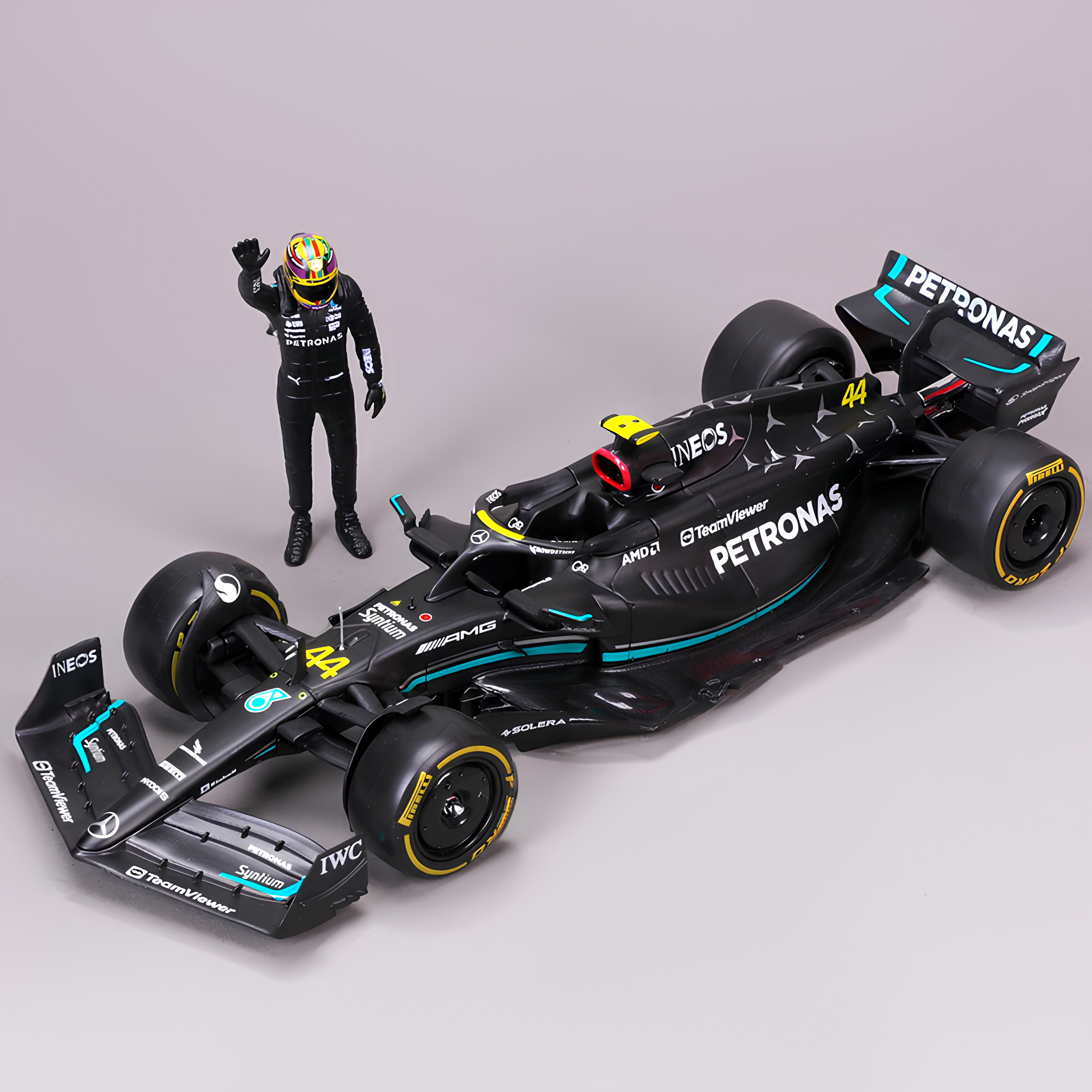 (PRÉ-VENDA) Miniatura Fórmula 1 Mercedes-AMG F1 W14 E Performance 1:24 + Piloto